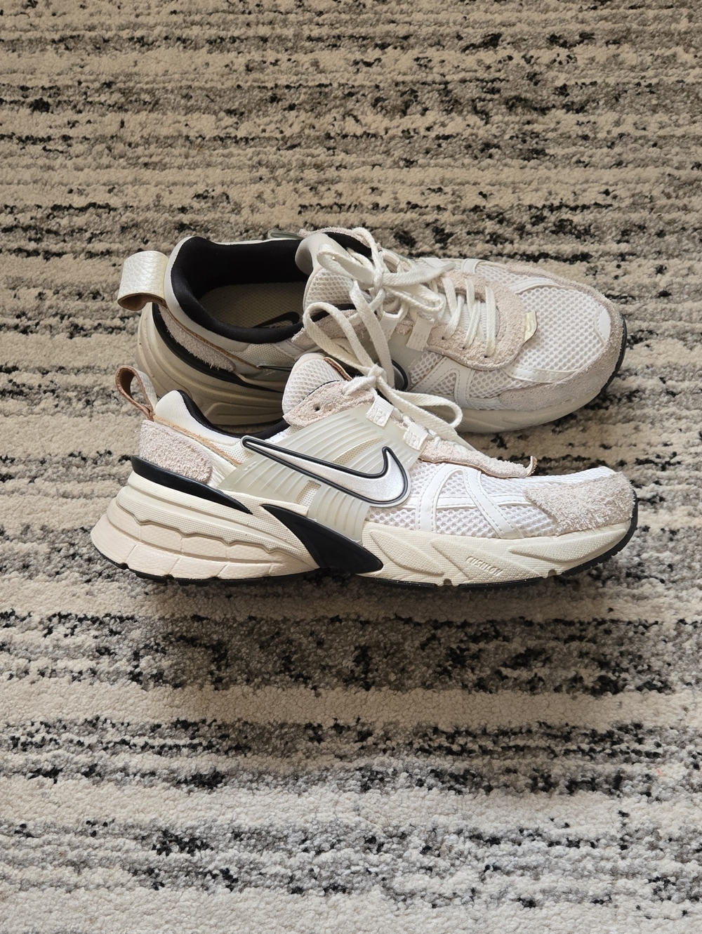 Nike Ladies V2k Run White Light Orewood Runner Sneakers
